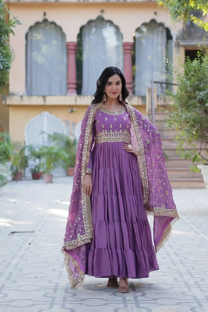 Robe longue entièrement évasée en georgette violet lavande foncée avec broderie, accompagnée d’un lourd dupatta