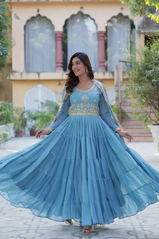 Robe évasée en georgette bleu ciel avec broderie et dupatta lourd assorti