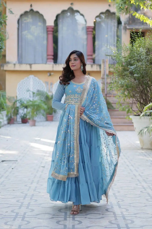 Robe évasée en georgette bleu ciel avec broderie et dupatta lourd assorti
