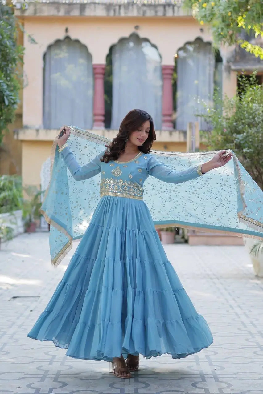 Robe évasée en georgette bleu ciel avec broderie et dupatta lourd assorti