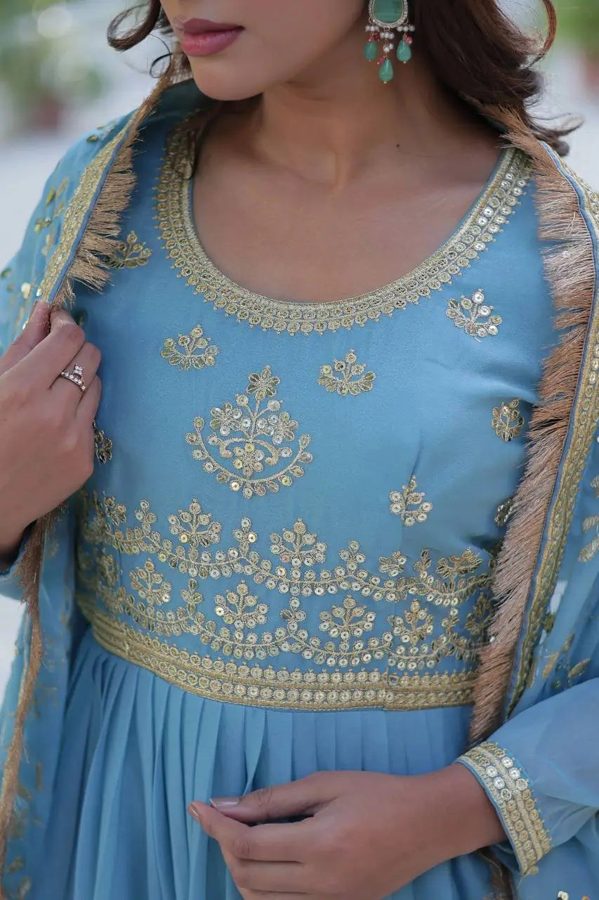 Robe évasée en georgette bleu ciel avec broderie et dupatta lourd assorti