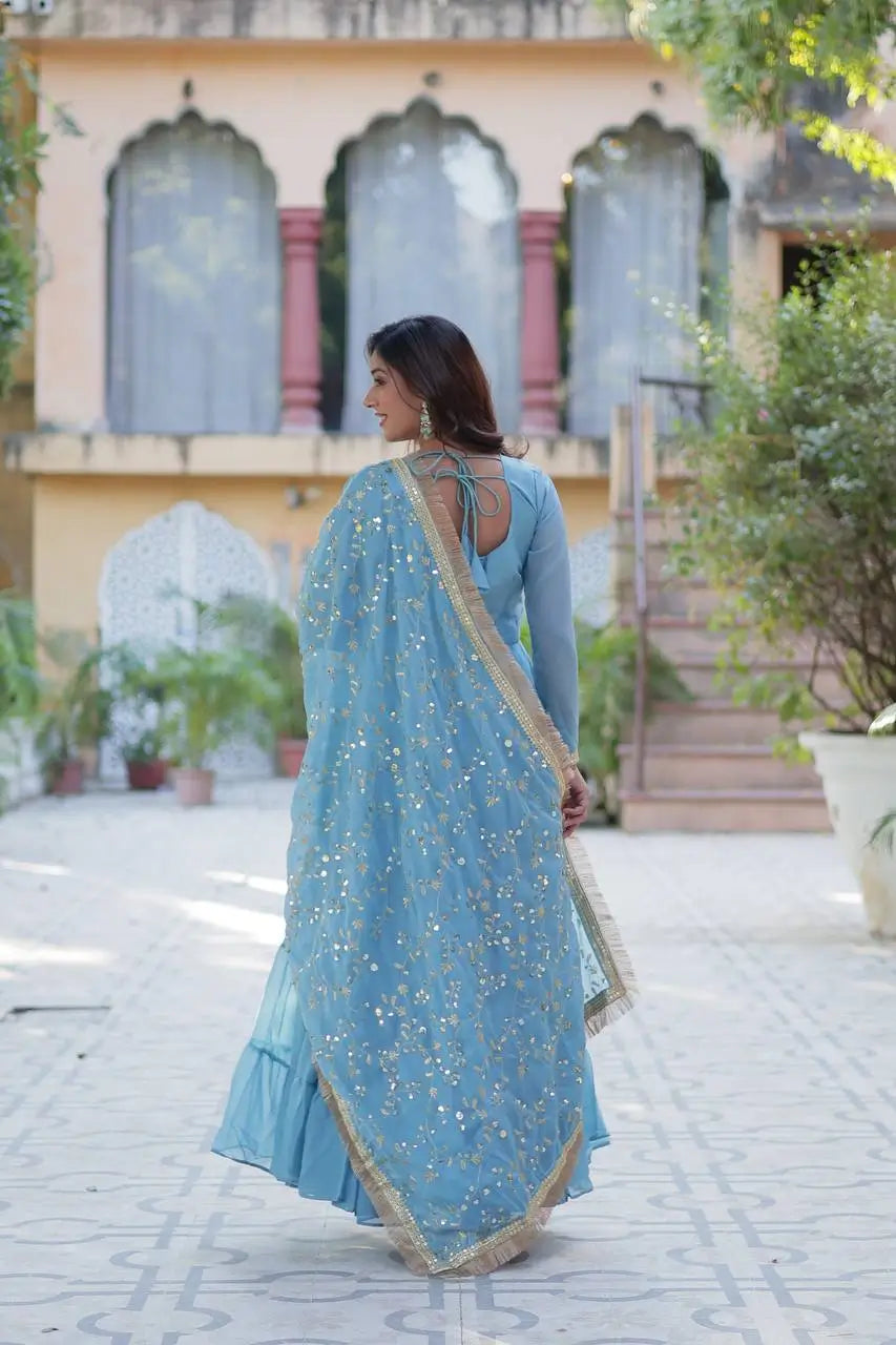 Robe évasée en georgette bleu ciel avec broderie et dupatta lourd assorti