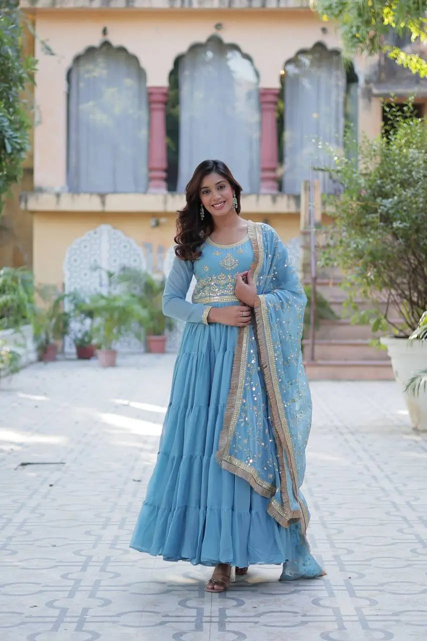 Robe évasée en georgette bleu ciel avec broderie et dupatta lourd assorti
