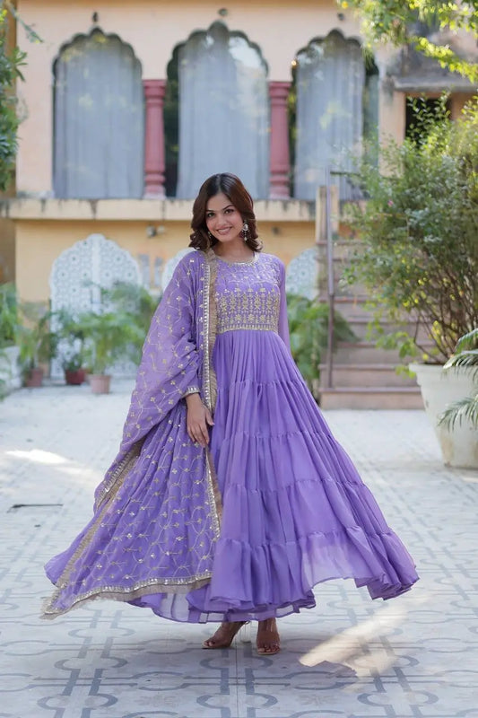 Robe fluide entièrement évasée en georgette violet clair avec broderie et dupatta lourd