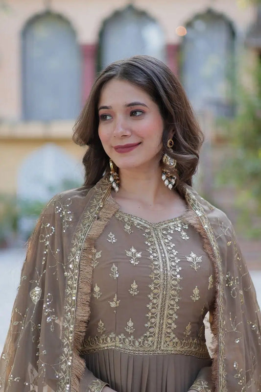 Robe coupe évasée en Georgette avec Broderie Couleur Beige Sable et Dupatta Lourd