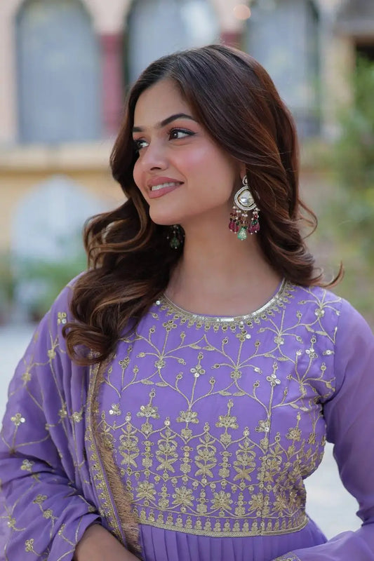 Robe fluide entièrement évasée en georgette violet clair avec broderie et dupatta lourd