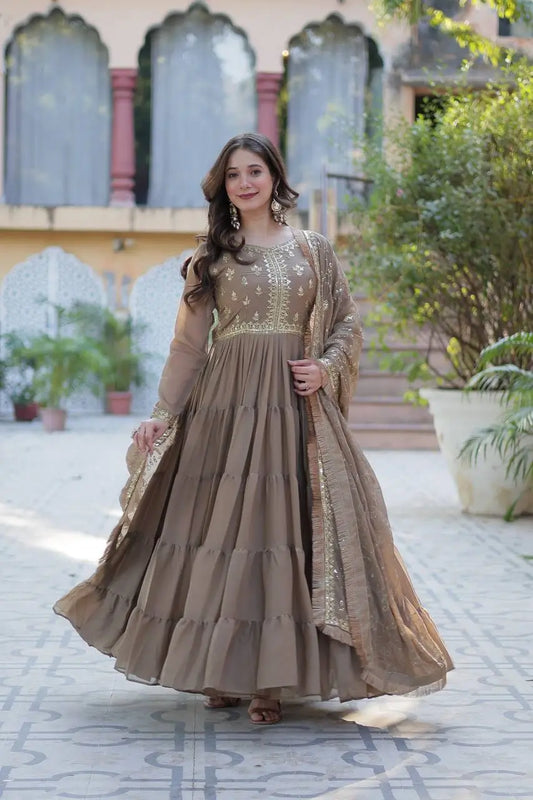 Robe coupe évasée en Georgette avec Broderie Couleur Beige Sable et Dupatta Lourd