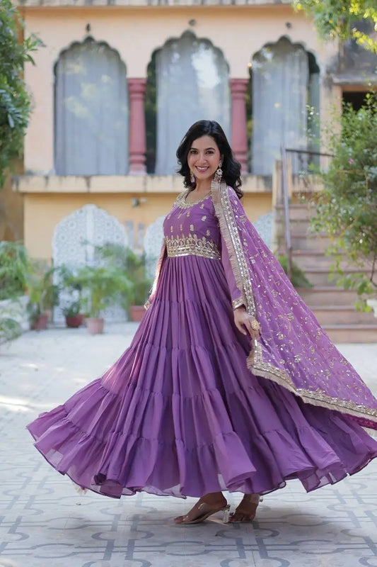 Robe longue entièrement évasée en georgette violet lavande foncée avec broderie, accompagnée d’un lourd dupatta