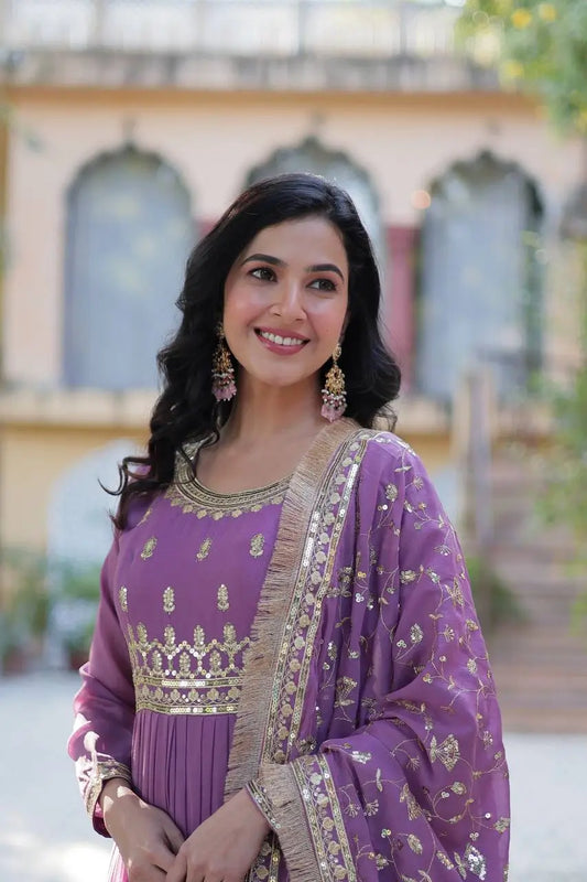 Robe longue entièrement évasée en georgette violet lavande foncée avec broderie, accompagnée d’un lourd dupatta