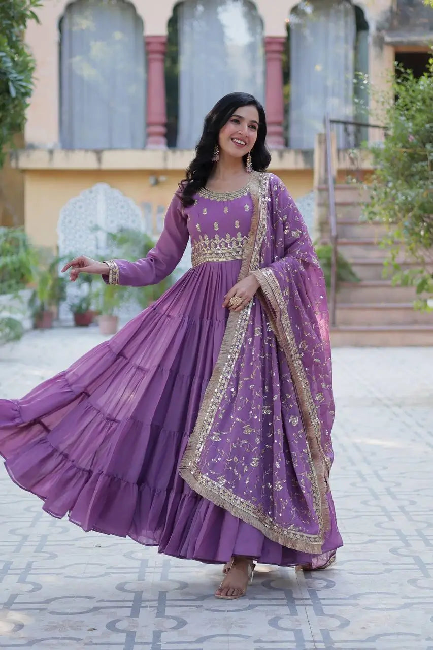 Robe longue entièrement évasée en georgette violet lavande foncée avec broderie, accompagnée d’un lourd dupatta