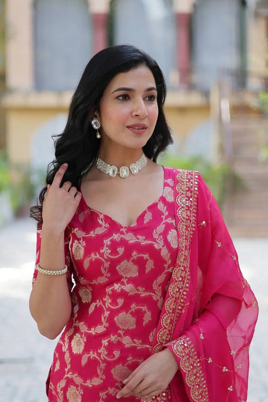Ensemble Salwar Suit Jacquard en Georgette Rose Fuchsia avec Dupatta