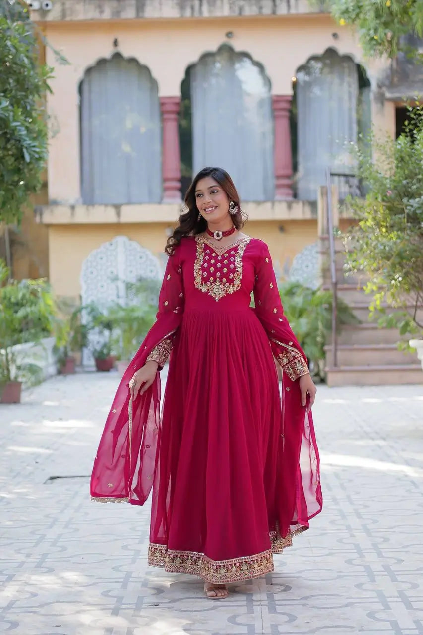 Robe en georgette rose avec riche broderie en sequins et dupatta assorti