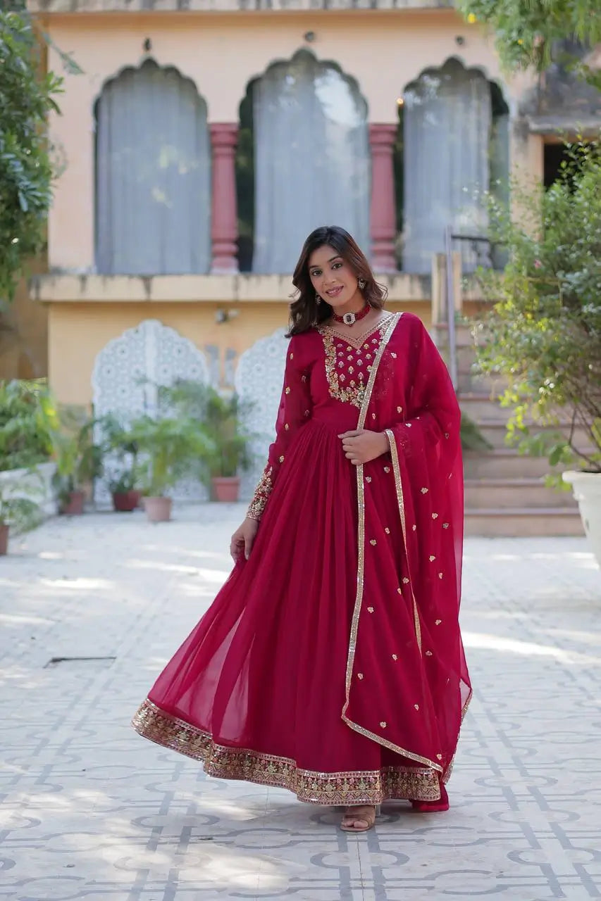 Robe en georgette rose avec riche broderie en sequins et dupatta assorti