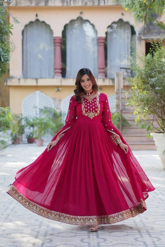 Robe en georgette rose avec riche broderie en sequins et dupatta assorti
