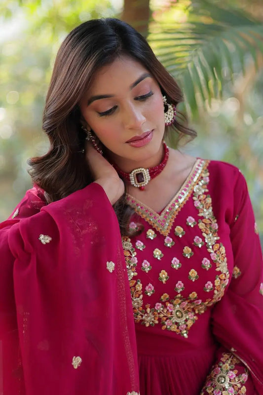 Robe en georgette rose avec riche broderie en sequins et dupatta assorti