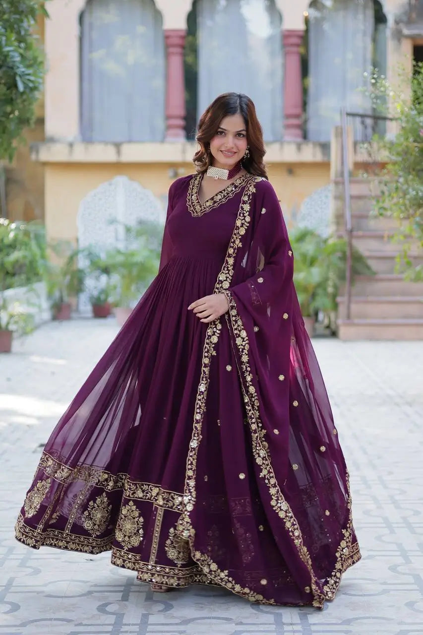 Robe en georgette Violet Foncé avec broderie en fil zari et sequins, accompagnée d’un dupatta assorti