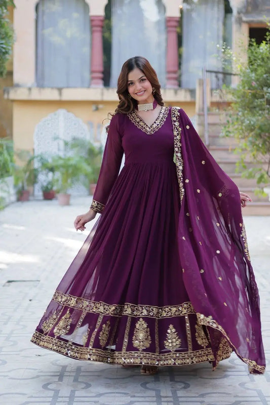 Robe en georgette Violet Foncé avec broderie en fil zari et sequins, accompagnée d’un dupatta assorti