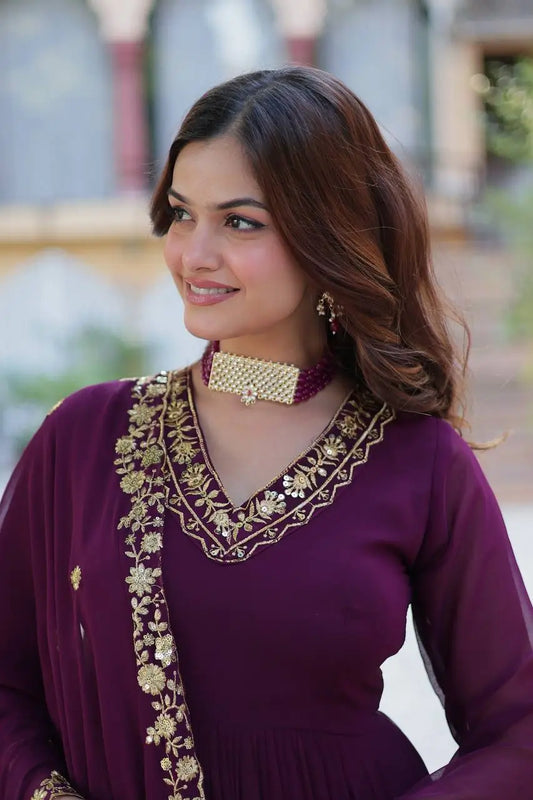 Robe en georgette Violet Foncé avec broderie en fil zari et sequins, accompagnée d’un dupatta assorti