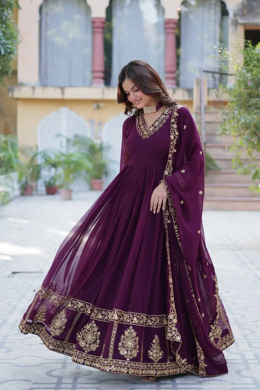 Robe en georgette Violet Foncé avec broderie en fil zari et sequins, accompagnée d’un dupatta assorti