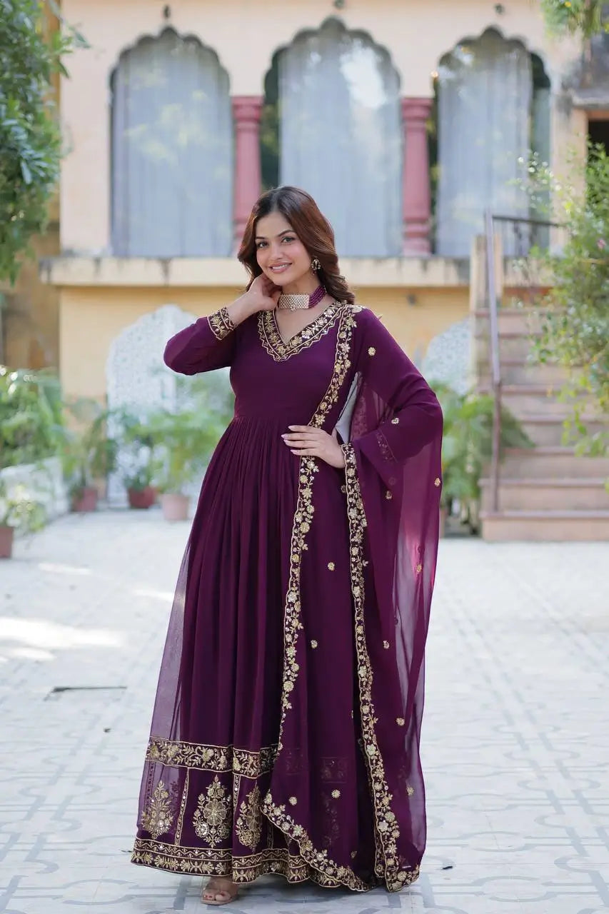 Robe en georgette Violet Foncé avec broderie en fil zari et sequins, accompagnée d’un dupatta assorti