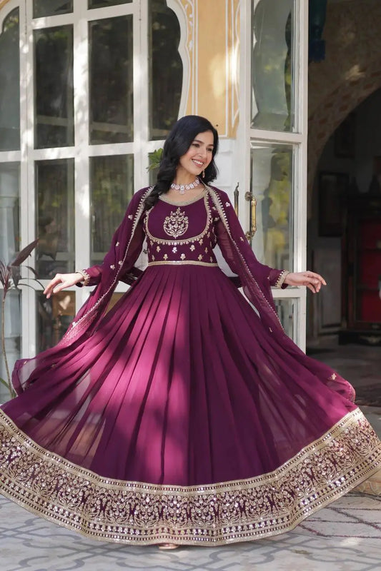 Robe en Faux Georgette Couleur Violet Vin Berry avec Broderie Riche en Sequins
