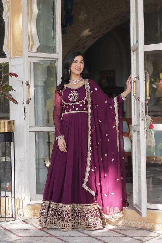 Robe en Faux Georgette Couleur Violet Vin Berry avec Broderie Riche en Sequins