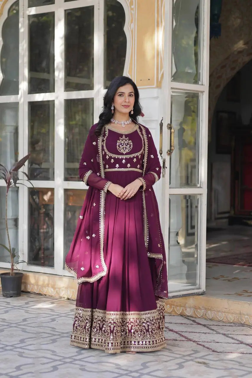 Robe en Faux Georgette Couleur Violet Vin Berry avec Broderie Riche en Sequins