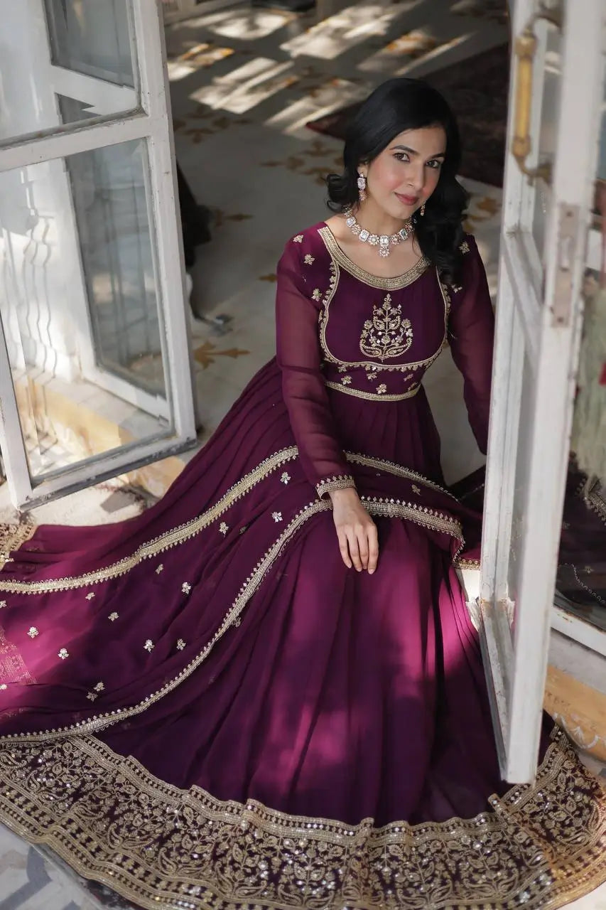 Robe en Faux Georgette Couleur Violet Vin Berry avec Broderie Riche en Sequins