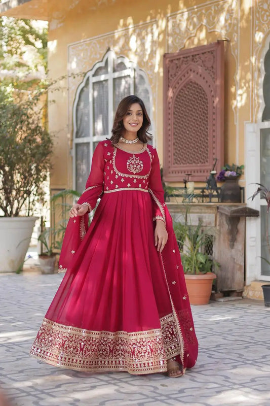 Robe Rouge Carmin en Faux Georgette avec Broderie Riche en Sequins