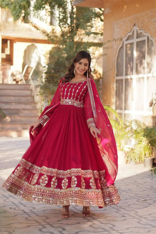 Robe et Dupatta en Georgette Rouge Rosé Cerise avec Broderie Zari et Sequins