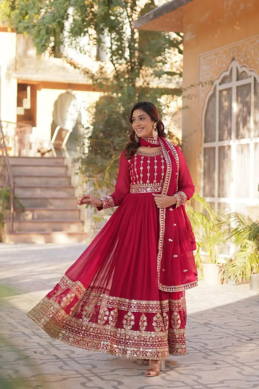 Robe et Dupatta en Georgette Rouge Rosé Cerise avec Broderie Zari et Sequins