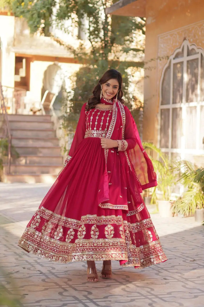 Robe et Dupatta en Georgette Rouge Rosé Cerise avec Broderie Zari et Sequins