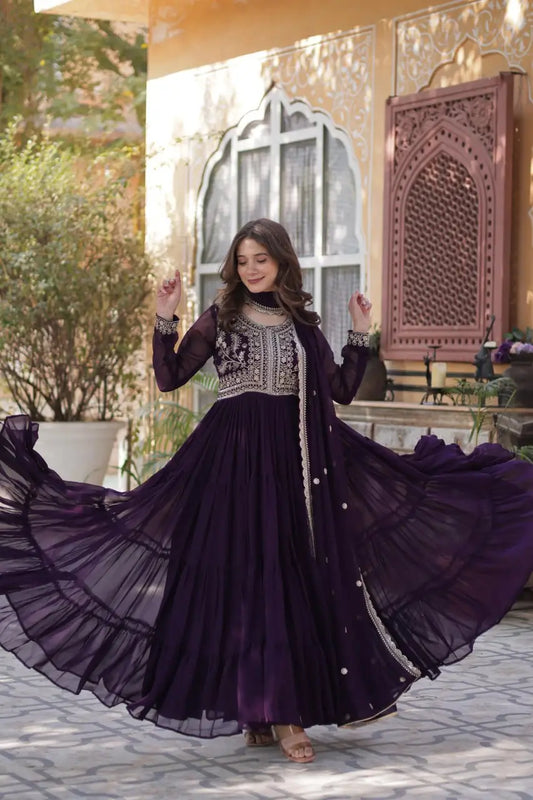 Robe en georgette magenta violet avec broderie perlée attractive et dupatta