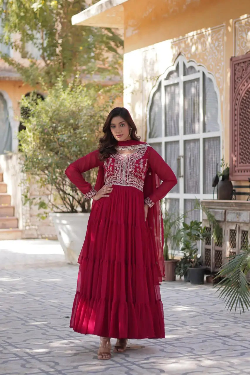Robe en georgette rouge vif avec broderie attrayante de perles et dupatta