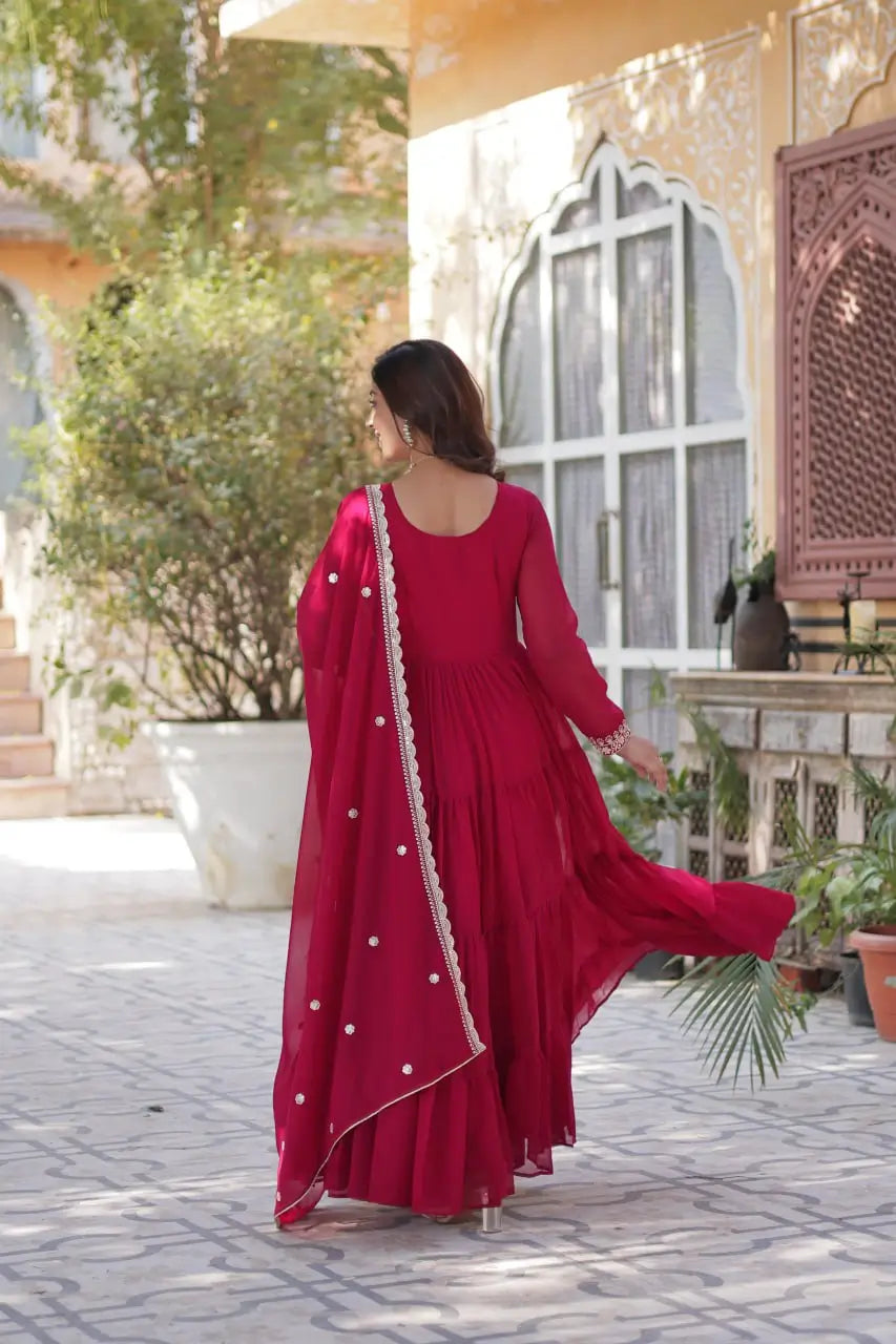 Robe en georgette rouge vif avec broderie attrayante de perles et dupatta