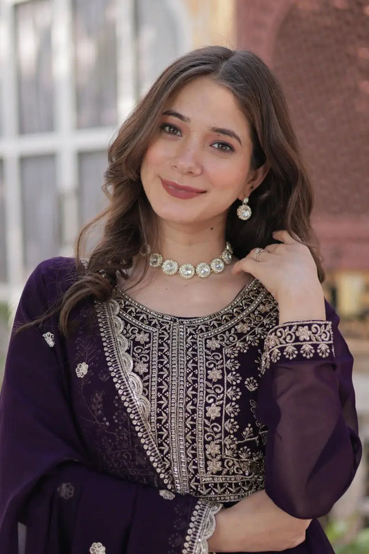 Robe en georgette magenta violet avec broderie perlée attractive et dupatta