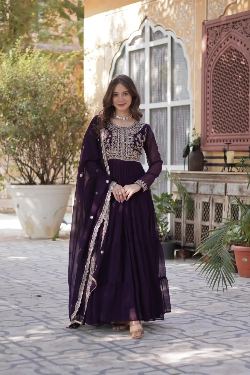 Robe en georgette magenta violet avec broderie perlée attractive et dupatta