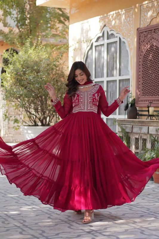 Robe en georgette rouge vif avec broderie attrayante de perles et dupatta