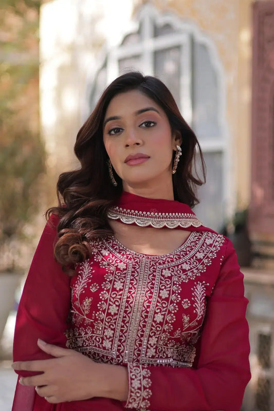 Robe en georgette rouge vif avec broderie attrayante de perles et dupatta
