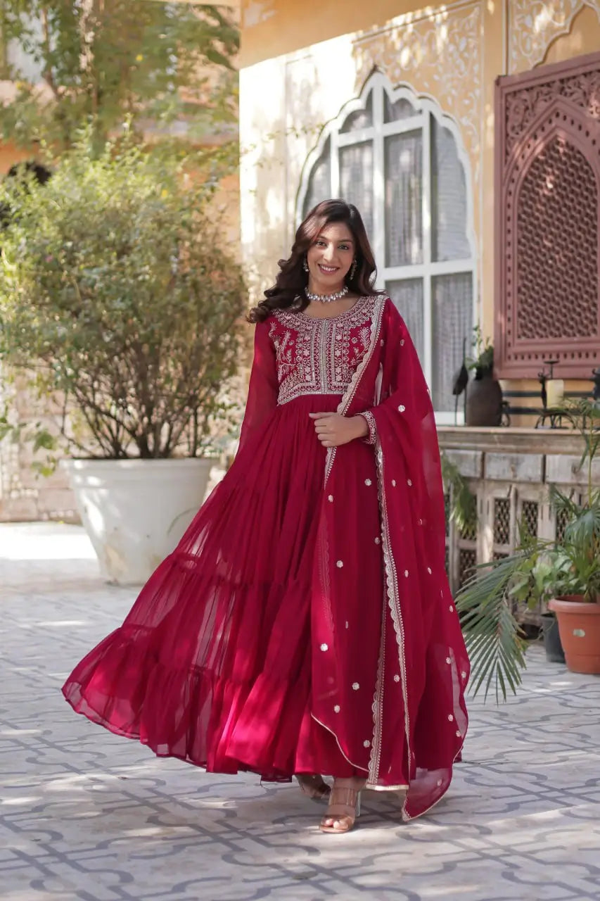 Robe en georgette rouge vif avec broderie attrayante de perles et dupatta
