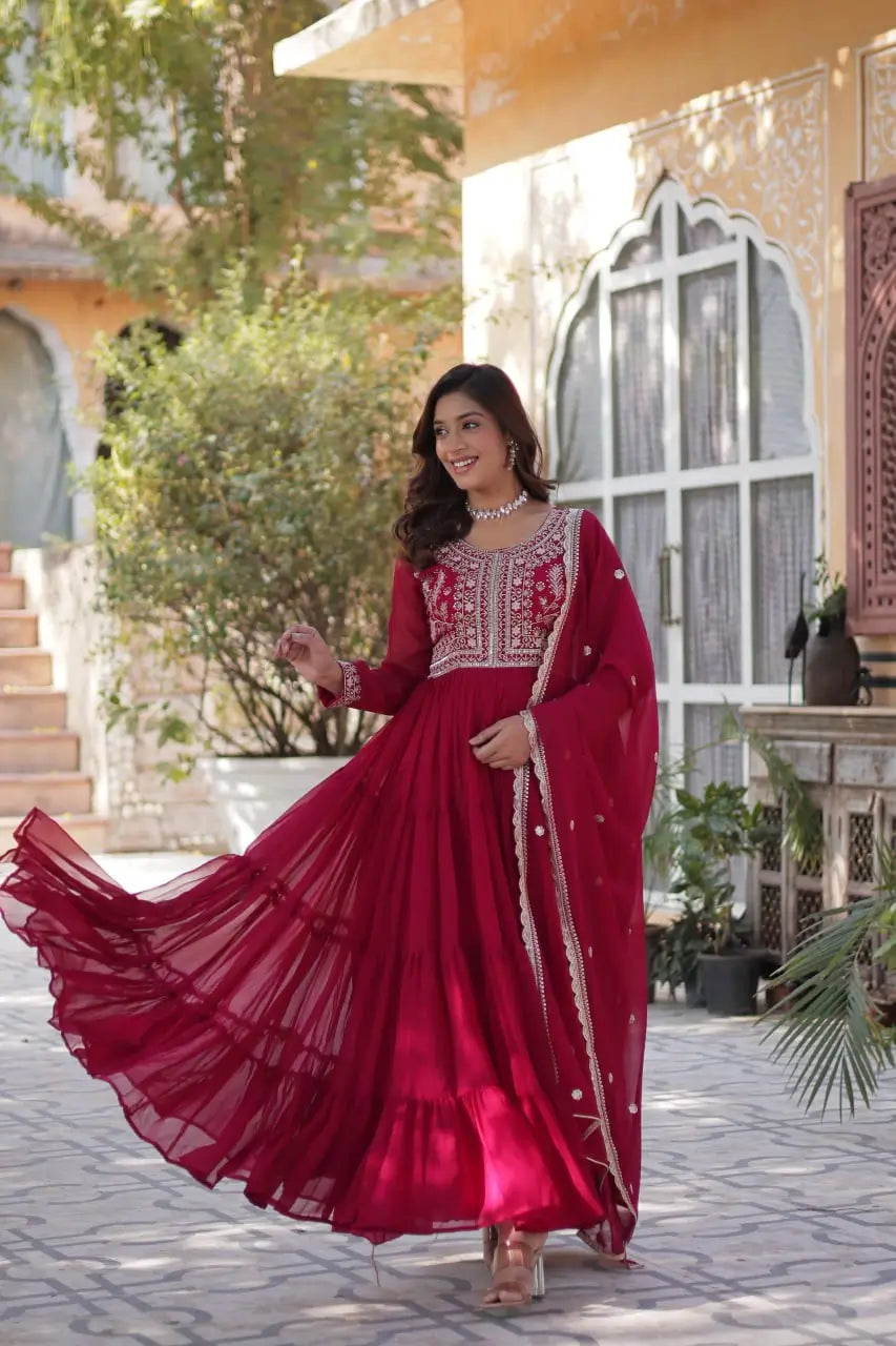 Robe en georgette rouge vif avec broderie attrayante de perles et dupatta
