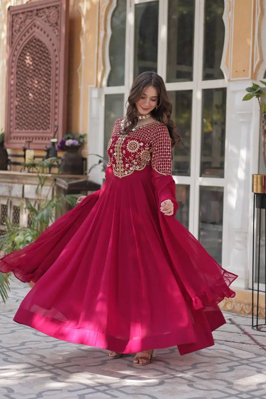 Robe et dupatta rouge marron élégamment ornés de broderies scintillantes en sequins