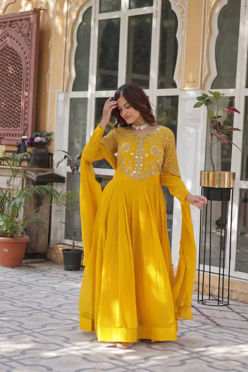 Robe et dupatta jaune ocre avec broderie attrayante de sequins