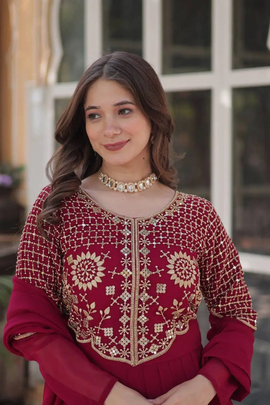 Robe et dupatta rouge marron élégamment ornés de broderies scintillantes en sequins