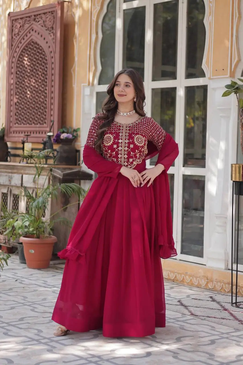 Robe et dupatta rouge marron élégamment ornés de broderies scintillantes en sequins