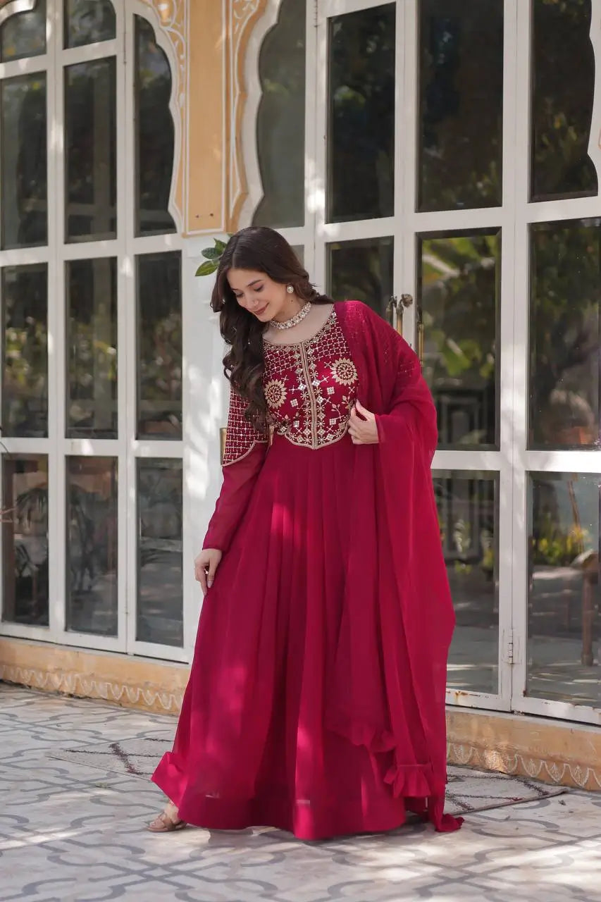 Robe et dupatta rouge marron élégamment ornés de broderies scintillantes en sequins