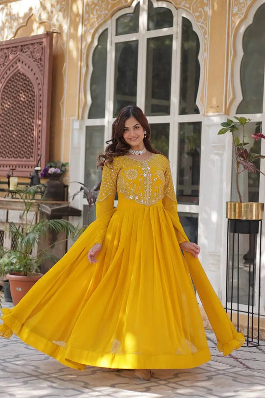 Robe et dupatta jaune ocre avec broderie attrayante de sequins