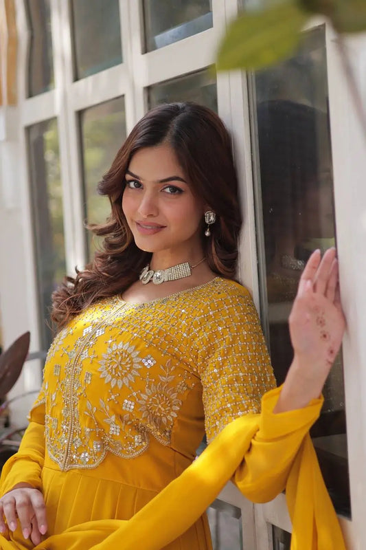 Robe et dupatta jaune ocre avec broderie attrayante de sequins