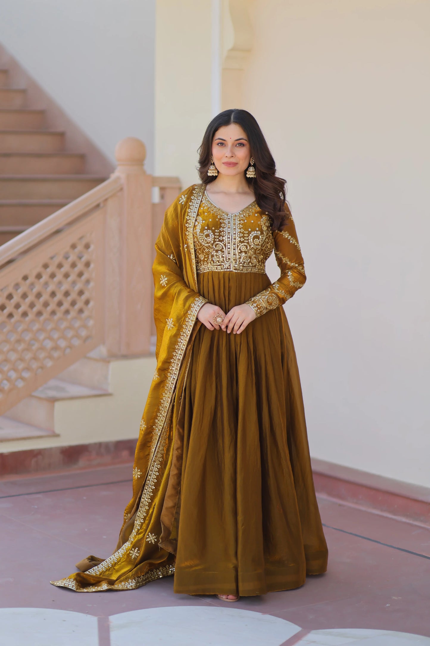 Dunkelgelbes, senffarbenes Kleid mit Zari- und Paillettenstickerei und Dupatta