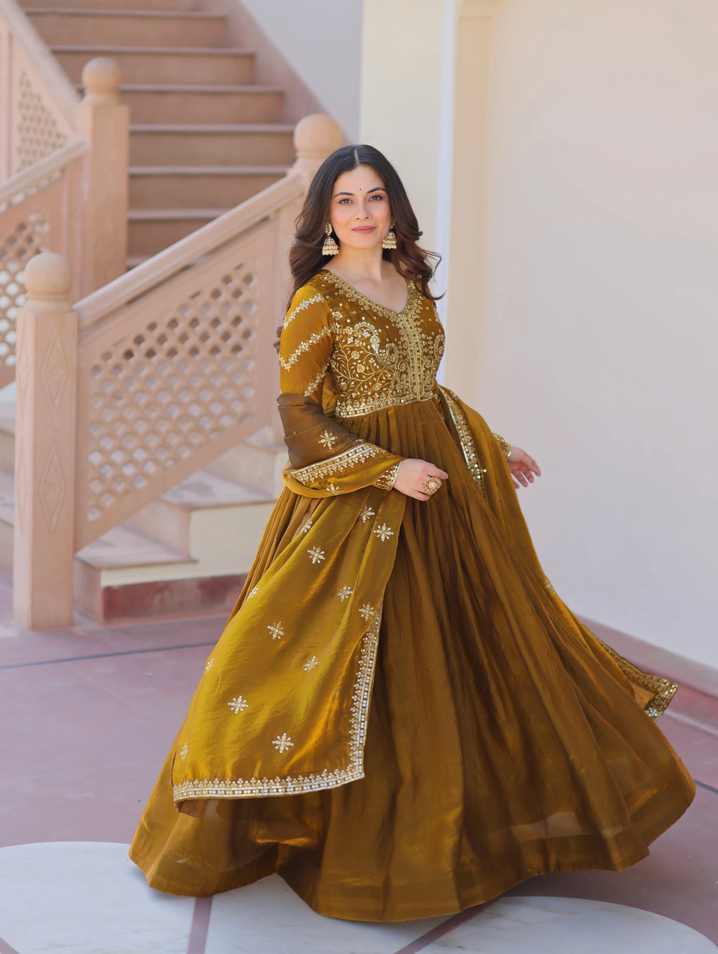 Dunkelgelbes, senffarbenes Kleid mit Zari- und Paillettenstickerei und Dupatta